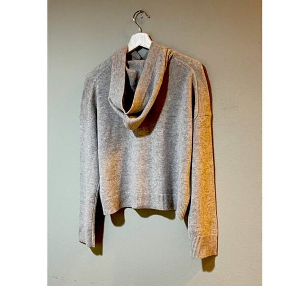 Theory Cashmere Crop Hoodie in Black. - Picture 3 of 4